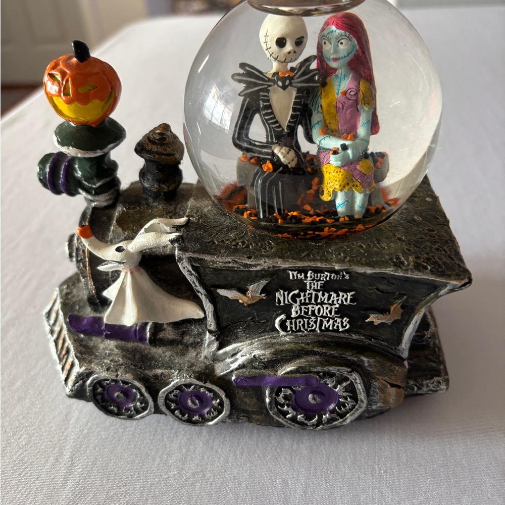 Disney The Nightmare Before Christmas Snow Globe/Music Box perfect condition